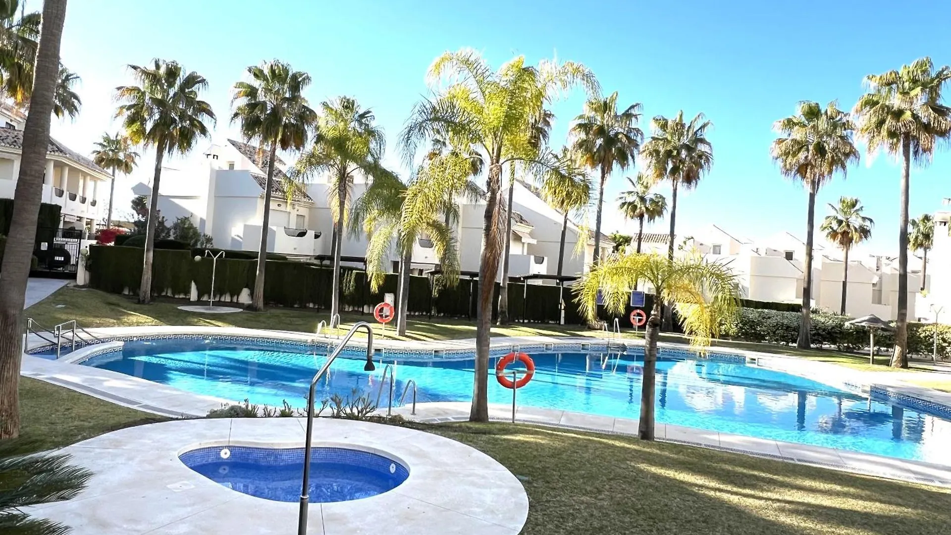 Casa de Férias Stylish Townhouse In Beachfront Complex Marbella Espanha