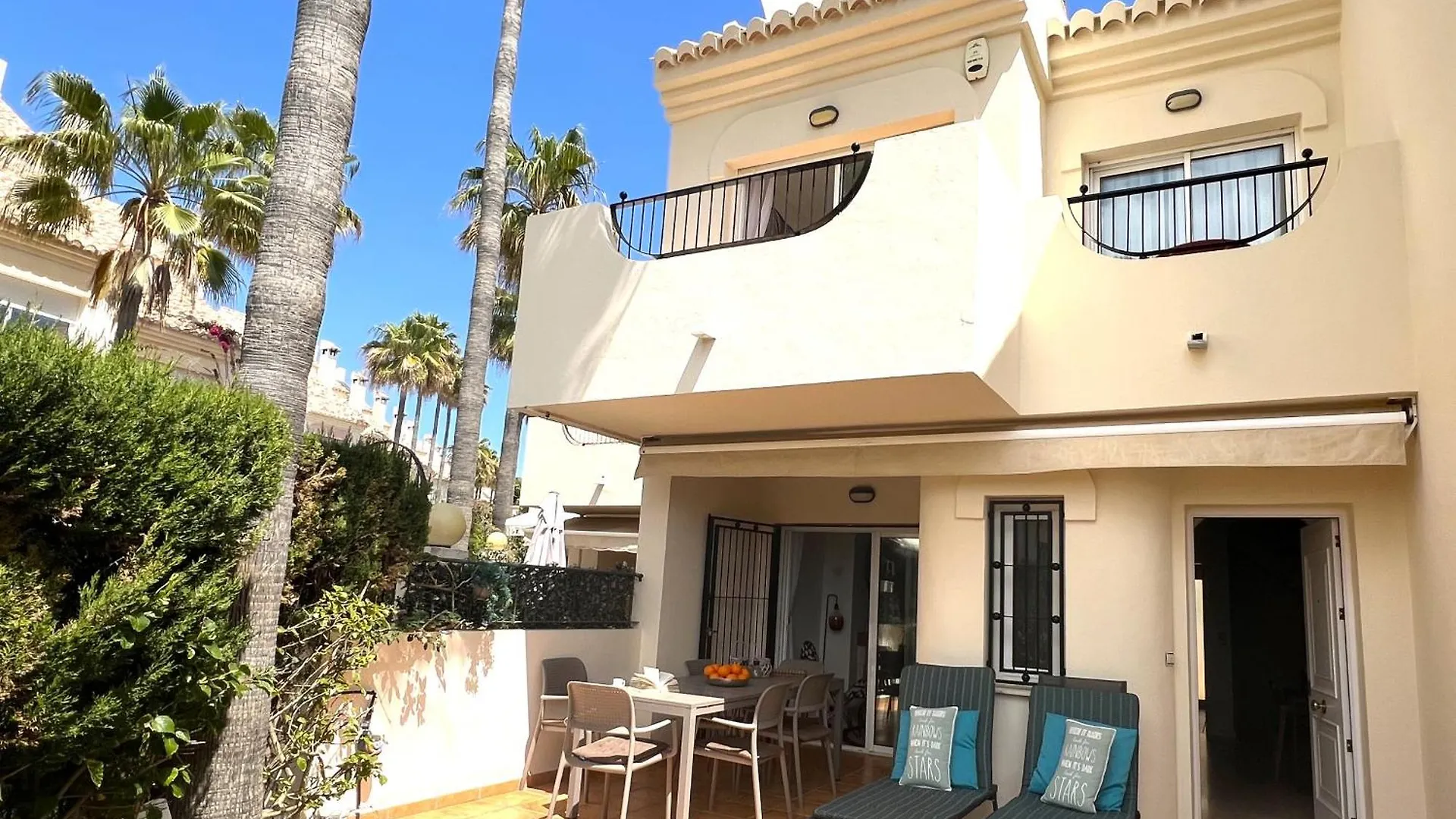 Casa de Férias Stylish Townhouse In Beachfront Complex Marbella